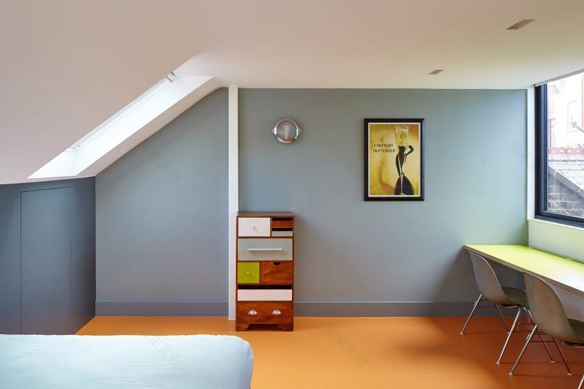 伦敦 19 世纪老房翻新,色彩盛宴打造现代家居空间-13