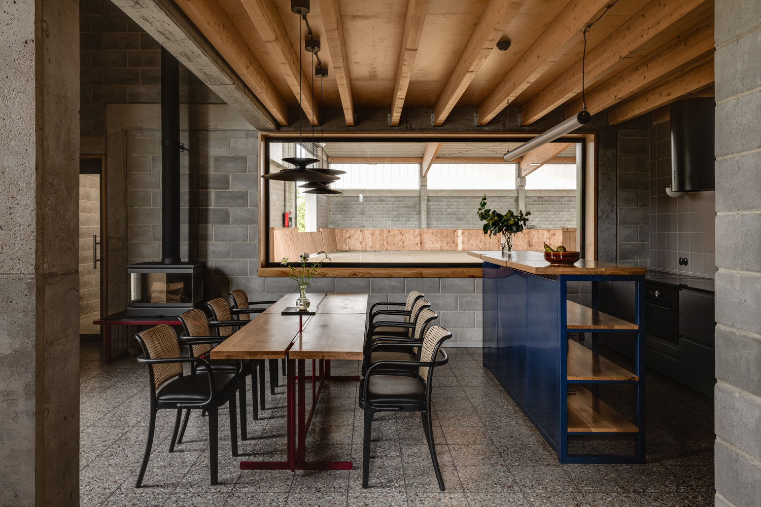 乡村马厩的现代诠释丨波兰丨KWK Promes-27