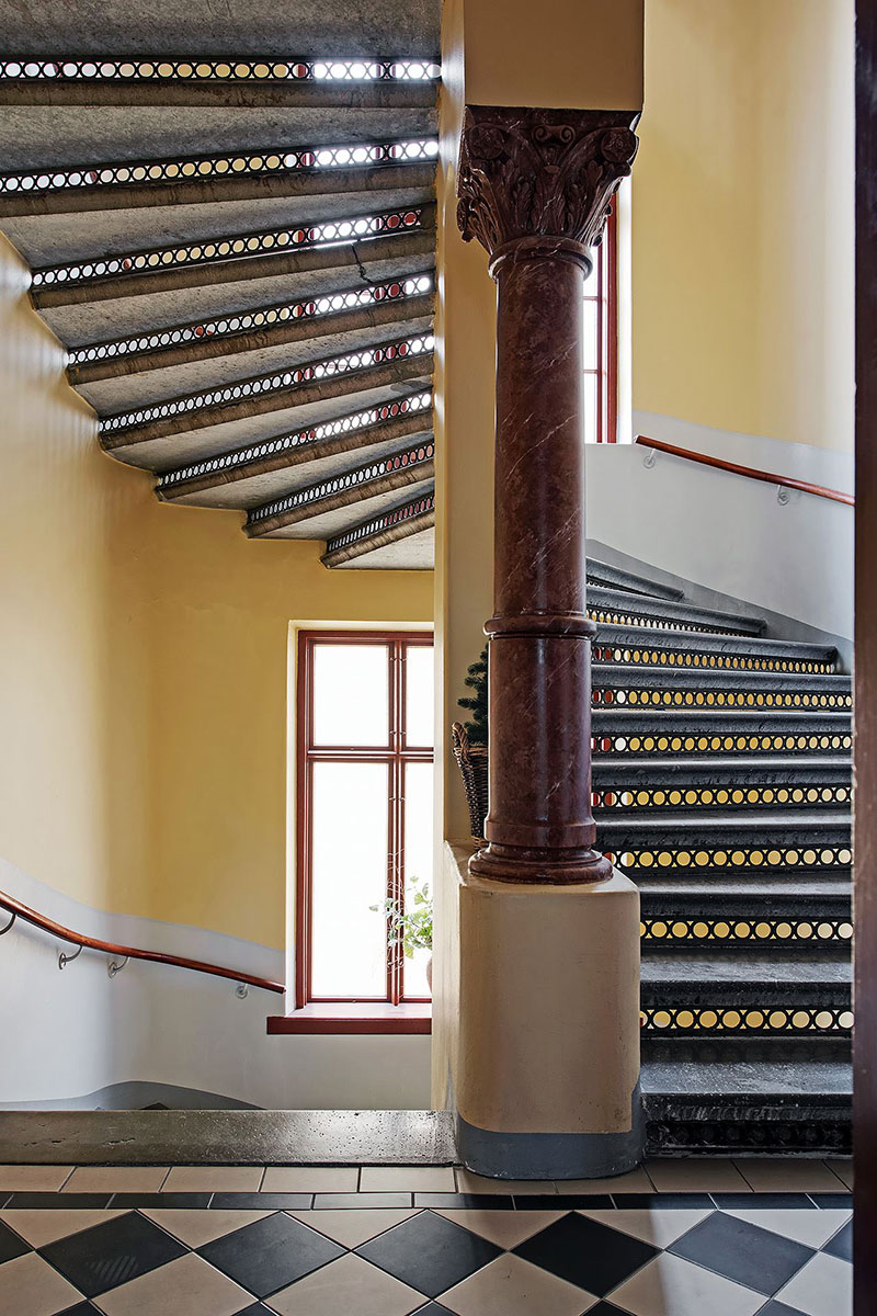 宽敞的厨房和餐厅里的图书馆：瑞典的大公寓-35