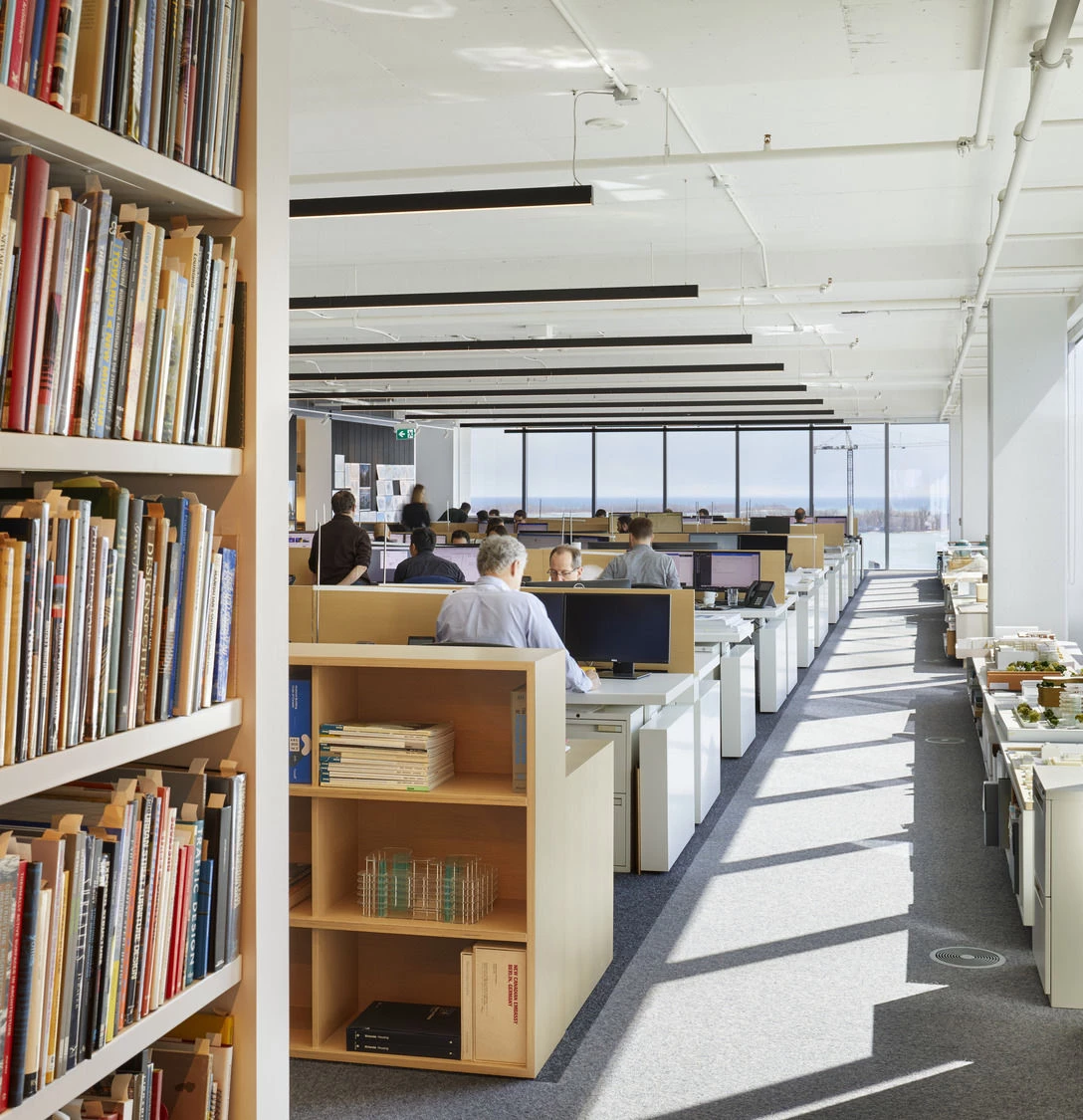 多伦多 KPMB Architects 办公室 | 温馨原木与城市景观的完美结合-33