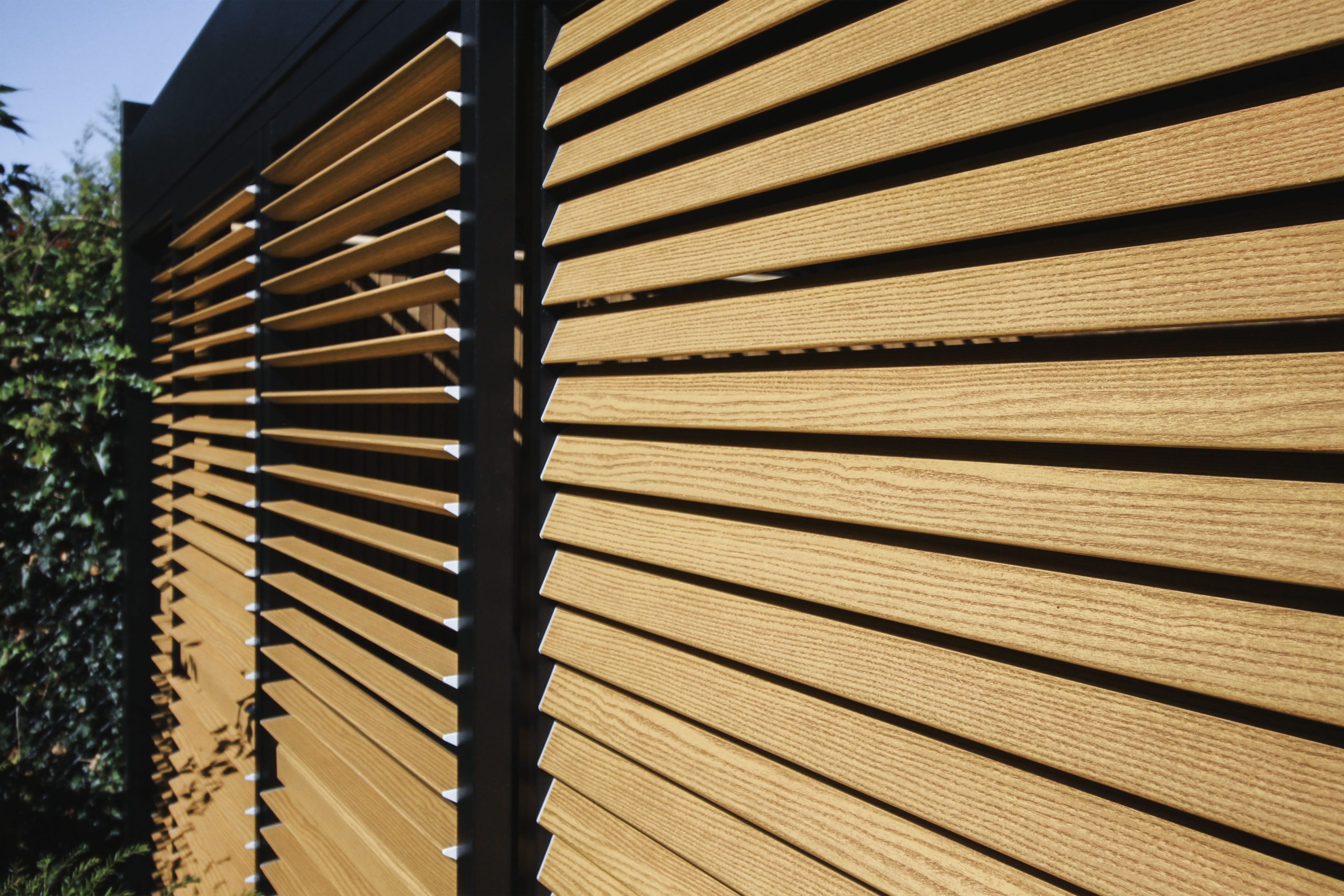 Tuin make-over met een overkapping, tuinmeubelen & zwembad-12