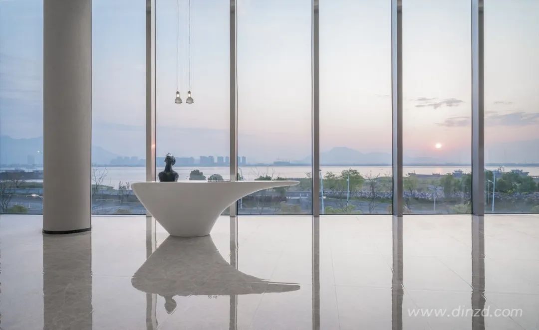 外滩·江月湾售楼处 | 现代简约融合自然之美-9