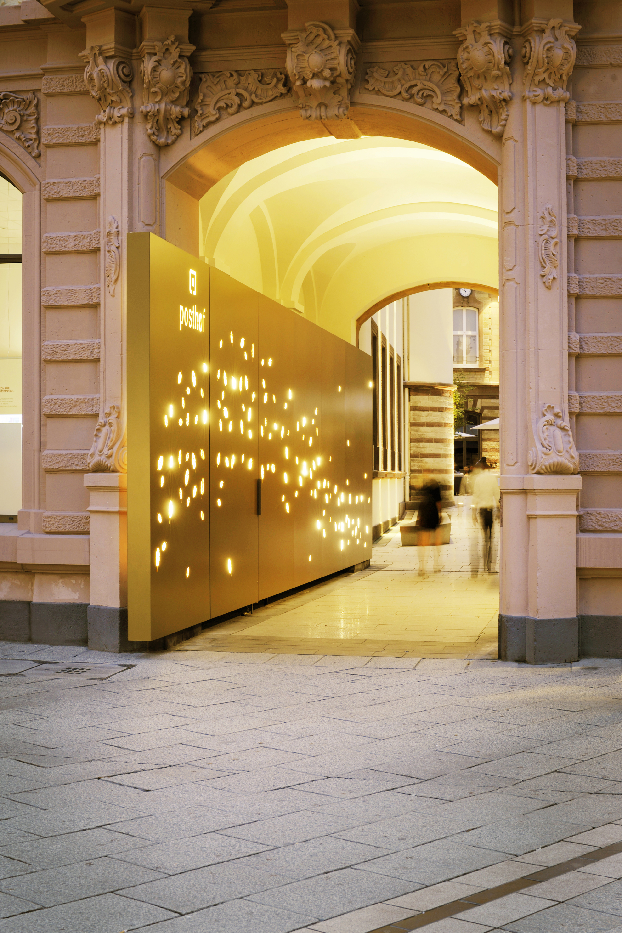 特里尔邮局引导墙设计-12