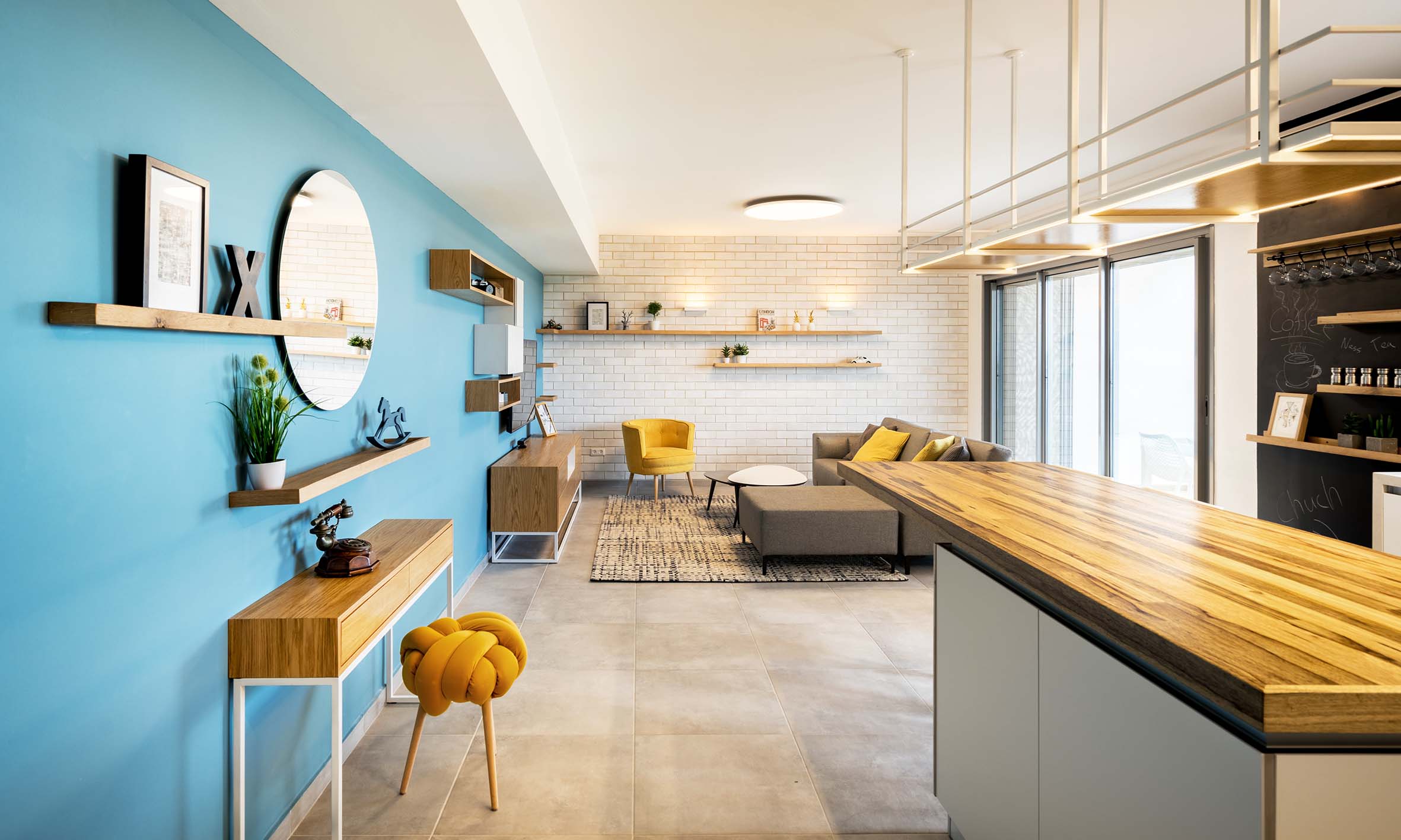 塔尔斯一家公寓 | 白砖蓝墙营造现代温馨空间-16