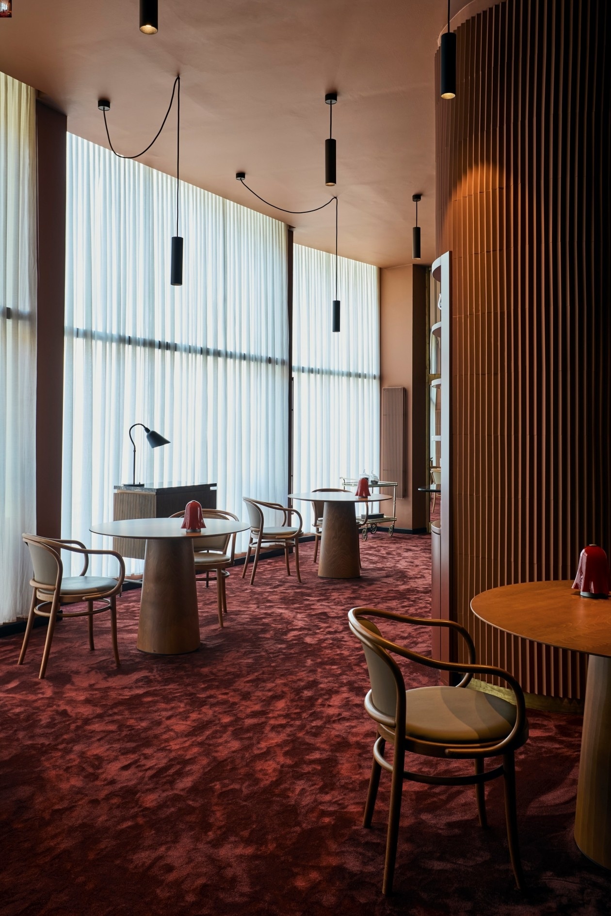 KICK.OFFICE | 一家用色大胆的餐饮空间-5