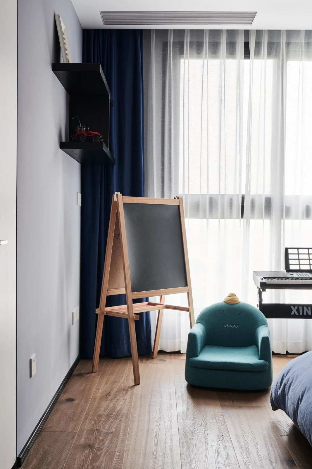 手办迷的现代简约之家 | 悬空背景展柜，红橡实木家具-23