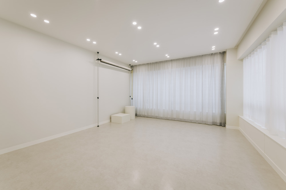 白色简约迷你办公室，60 平米的极致空间利用-7