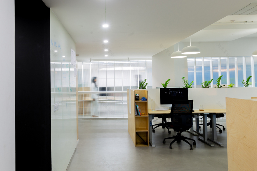 极简自然光下的开放办公空间-34