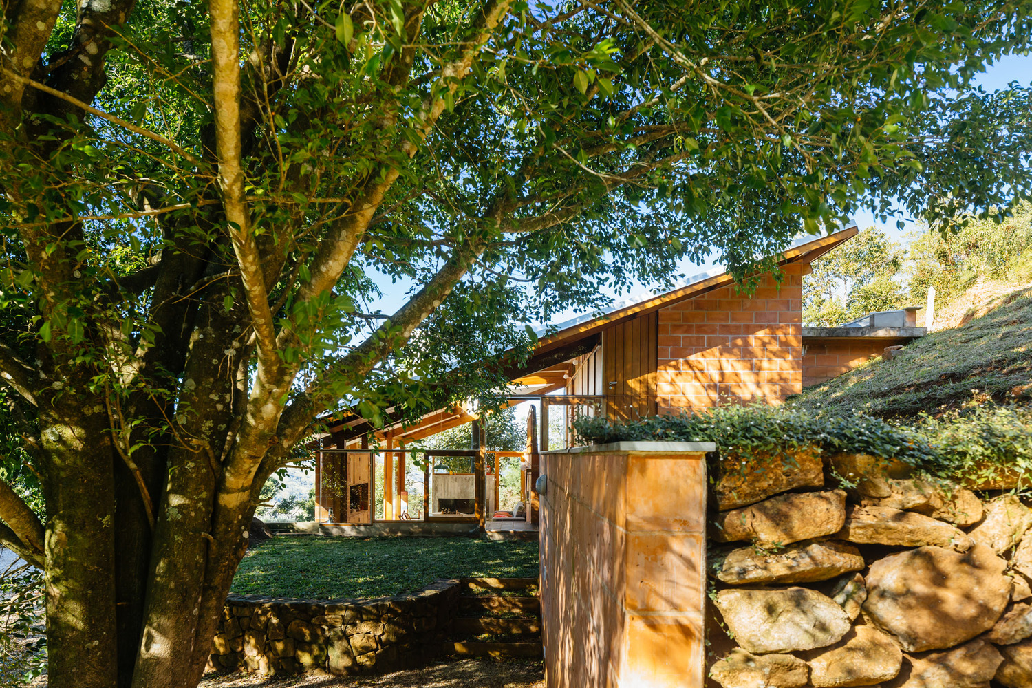 巴西半山坡住宅——自然与设计的完美融合-5