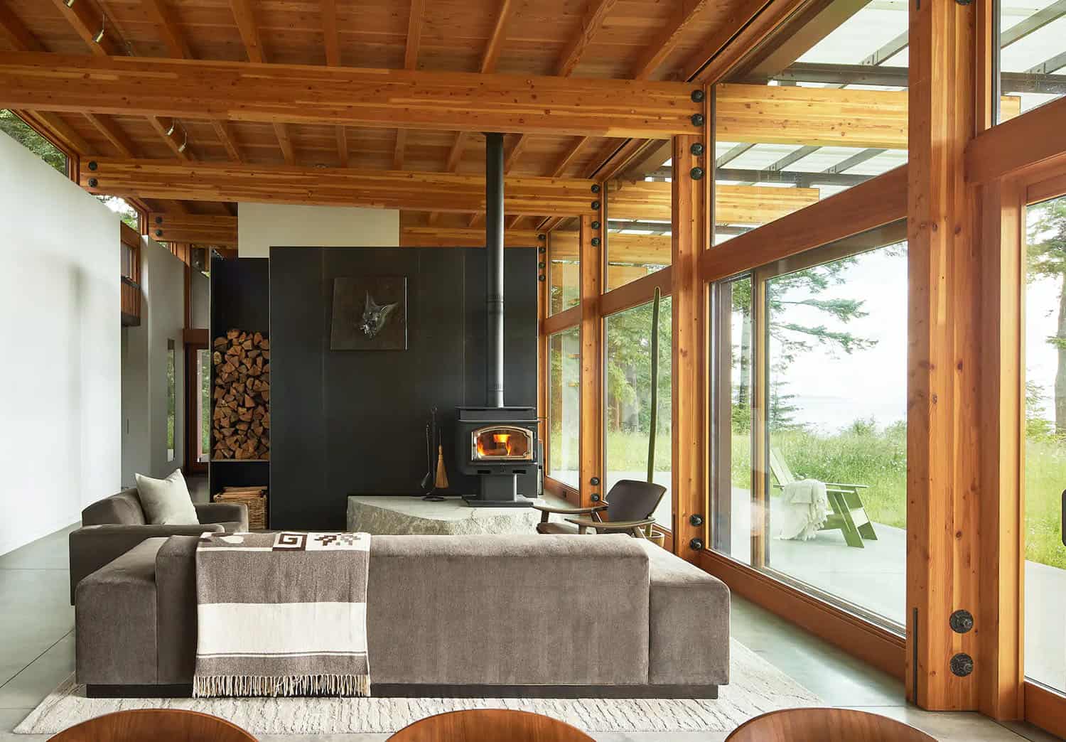 An intimate retreat tucked into a forest overlooks serene Puget Sound-4
