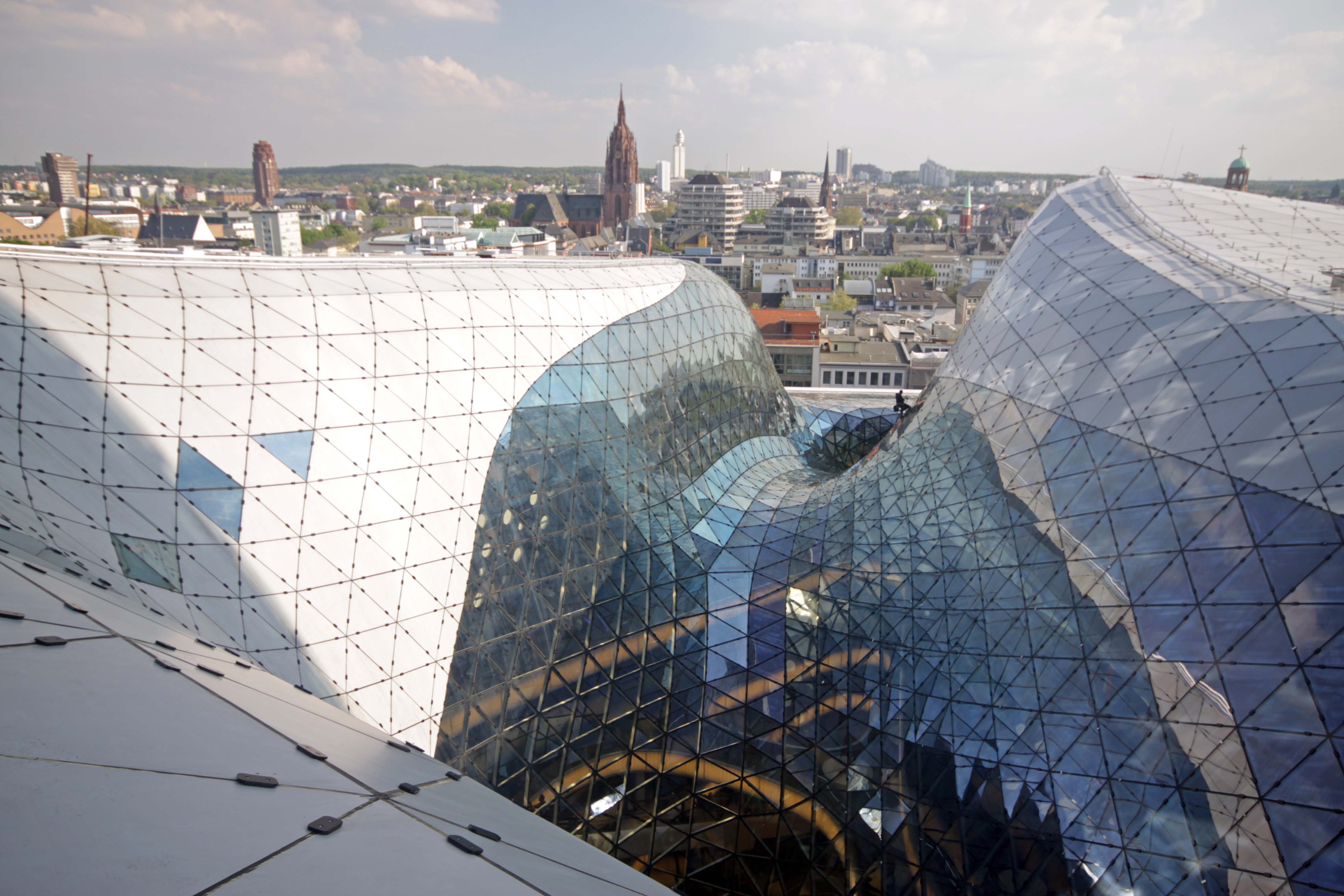 Frankfurt MyZeil 购物中心的空中河流设计-34