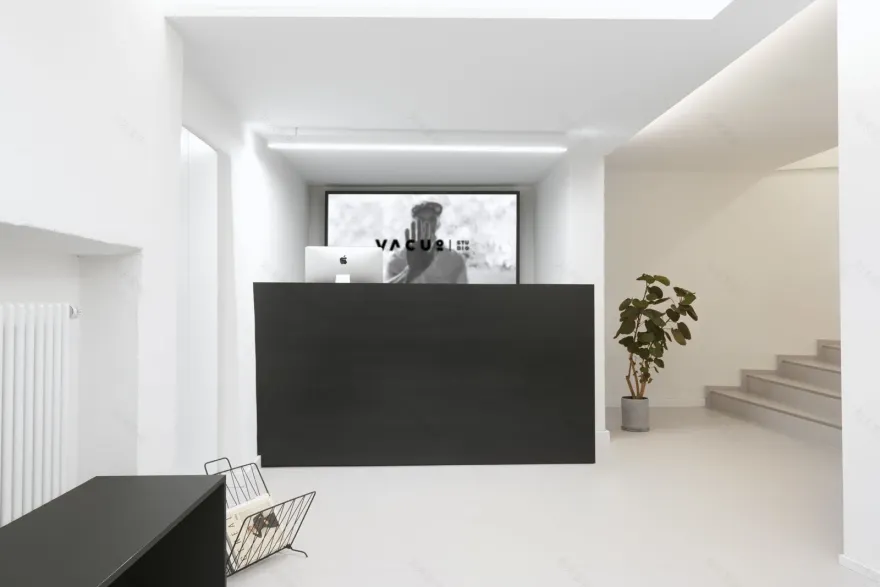 德国古老建筑中的现代纹身工作室-12