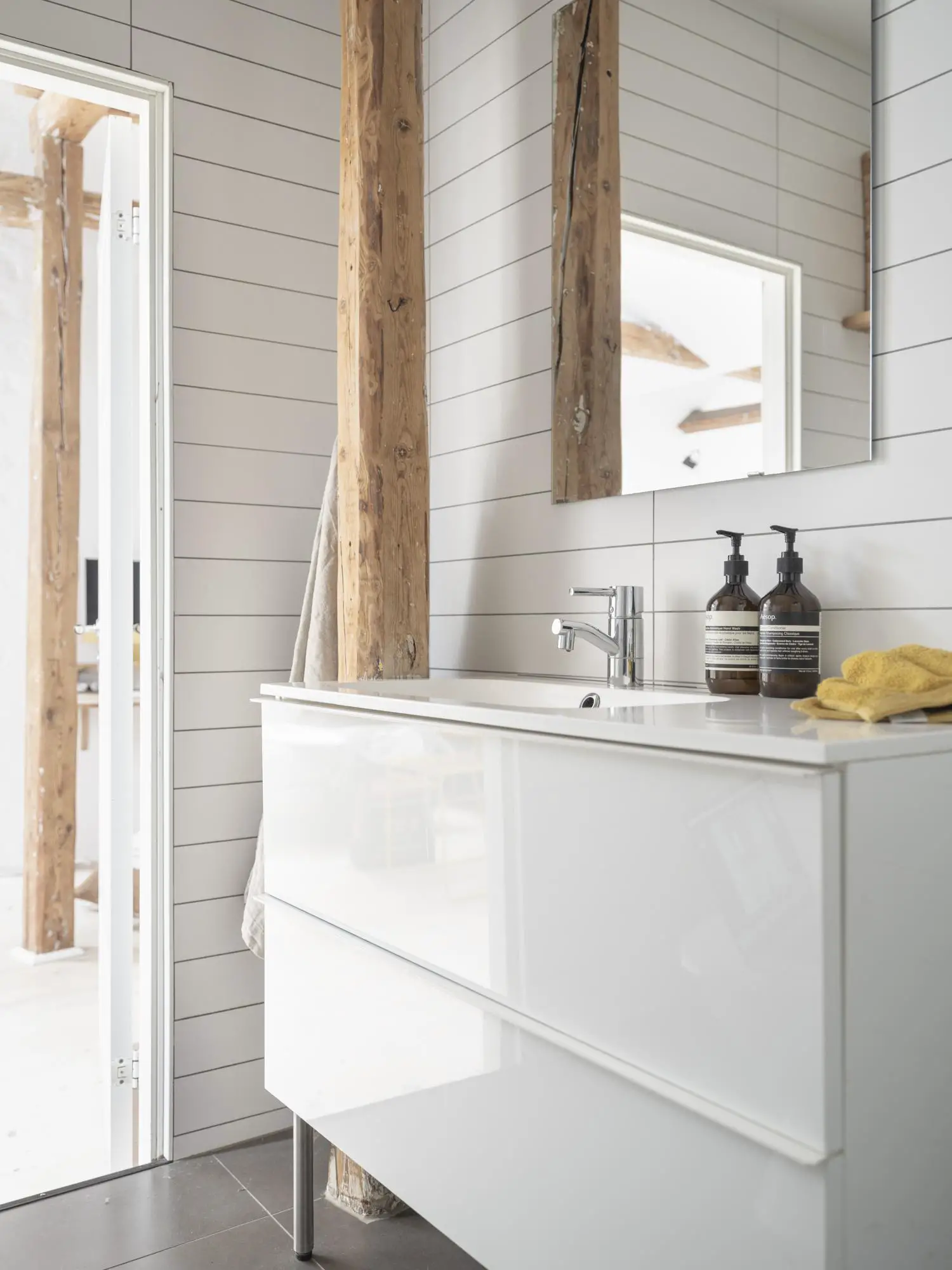 瑞典一旧楼顶层公寓的活力黄灰设计-12