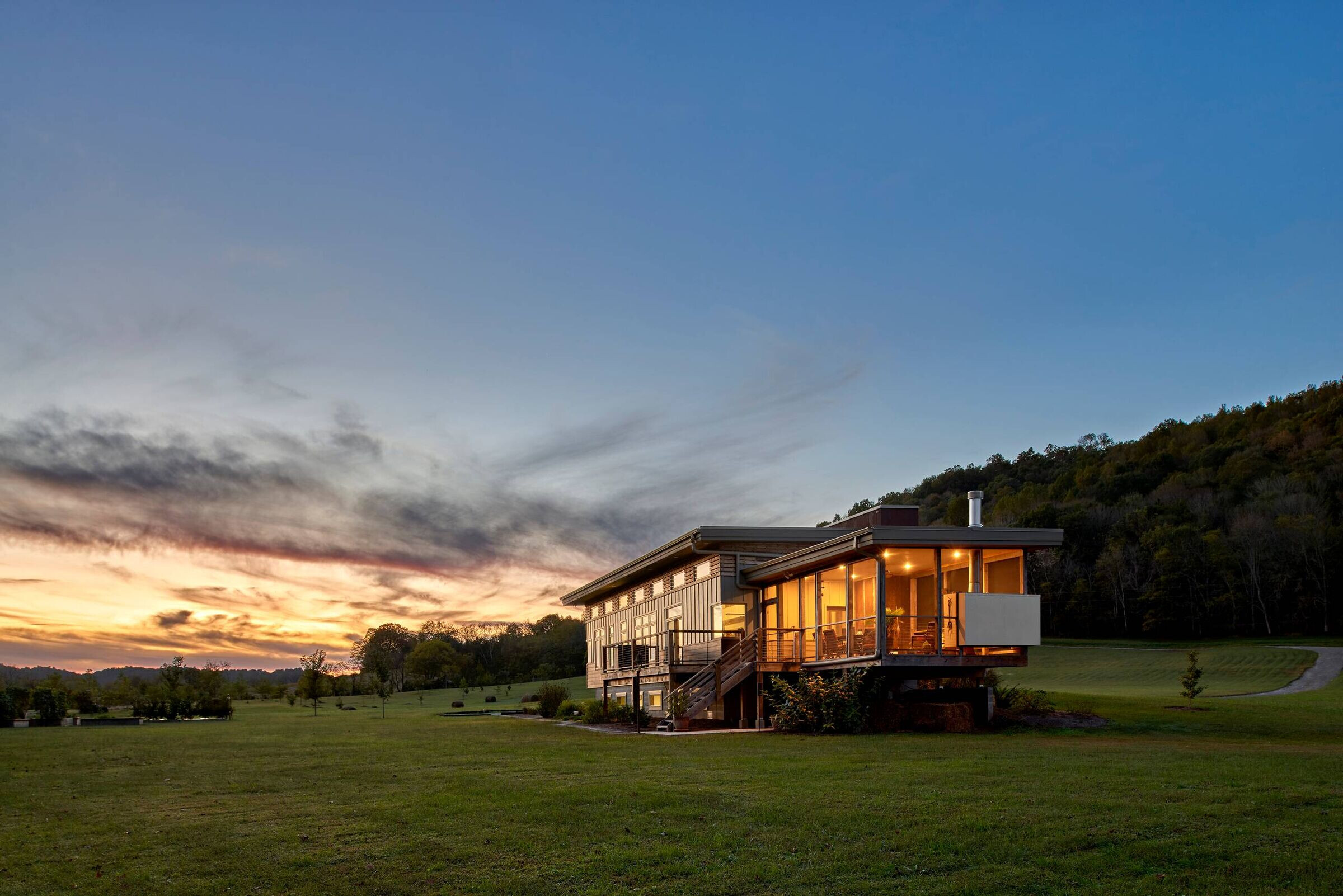 田纳西河畔的绿色现代周末小屋-19