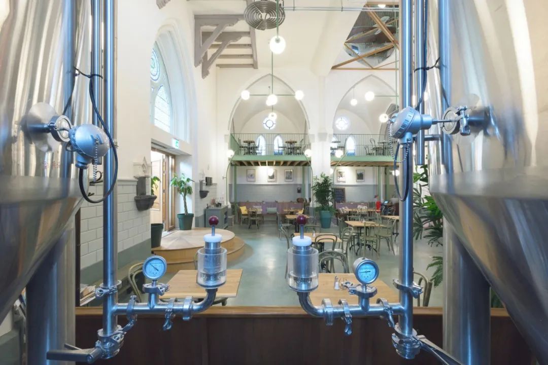 教堂改造的荷兰酿酒厂酒吧-12