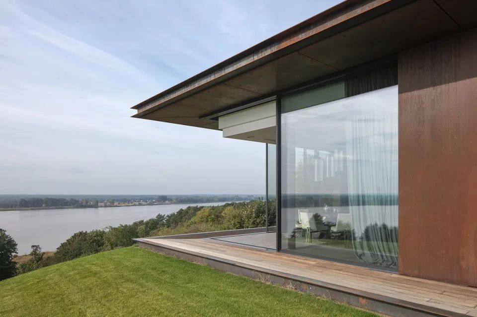 坡上住宅：草地上的钢铁沟壑-48