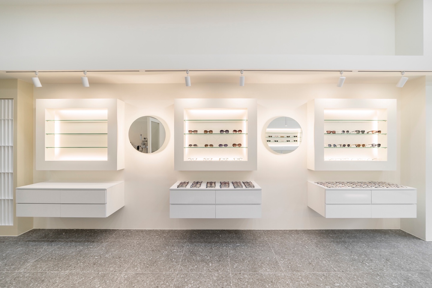 明亮优雅的 16 坪眼镜店设计-9