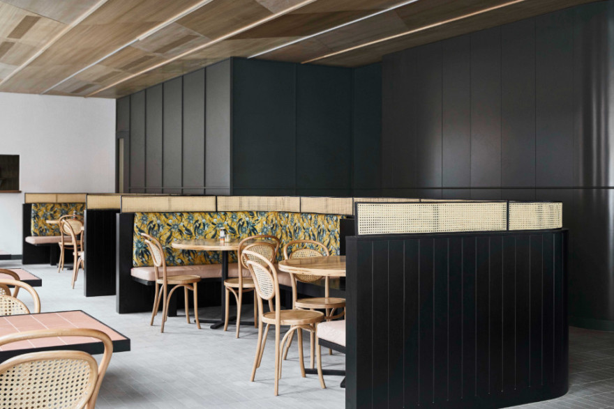 金色的;金黄色的;金的;金制的-146