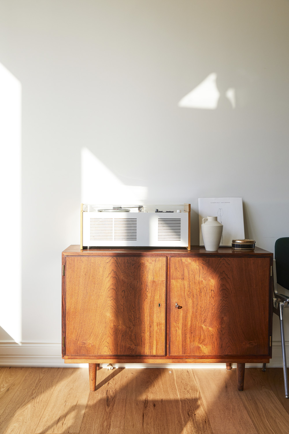 白色与木质的极简魅力 | Deia Studio 的 35 平米迷你工作室设计-16