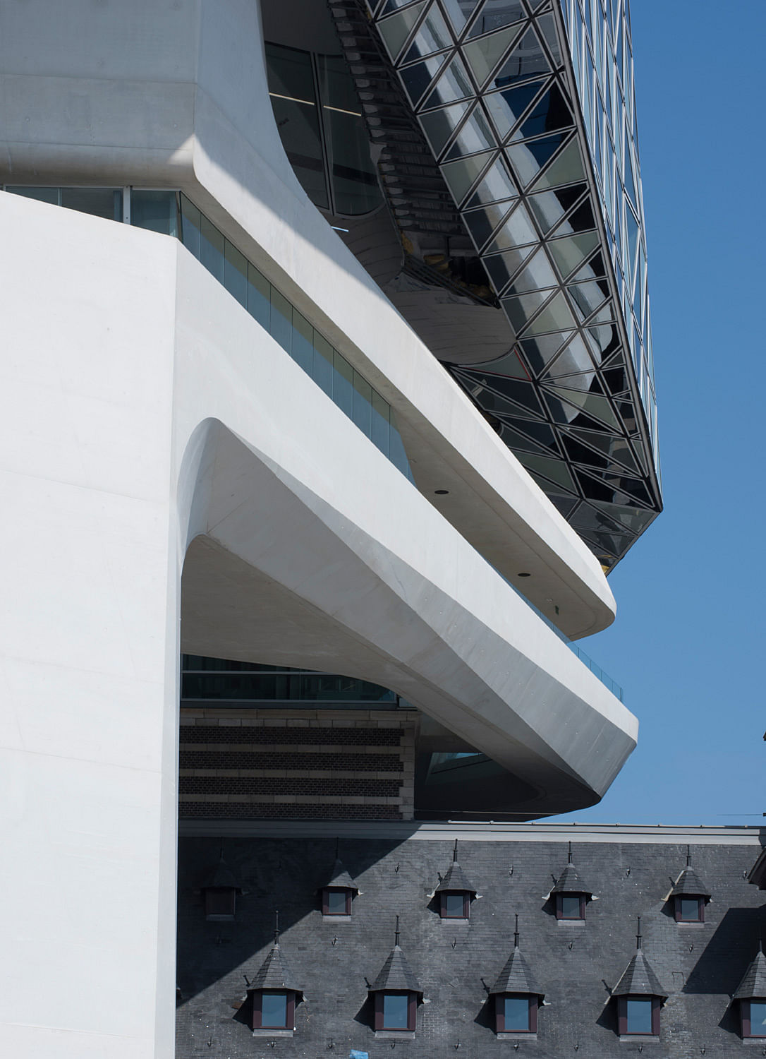 扎哈·哈迪德“漂浮”的安特卫普港口大厦丨比利时安特卫普丨扎哈·哈迪德建筑事务所（ZHA）-9