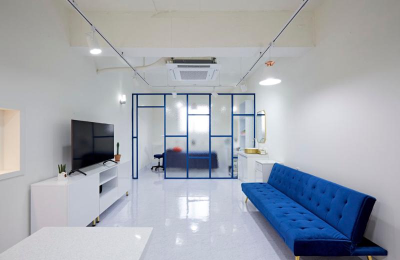 10 坪现代简约商铺设计，展现白色与蓝色调的清新魅力-2