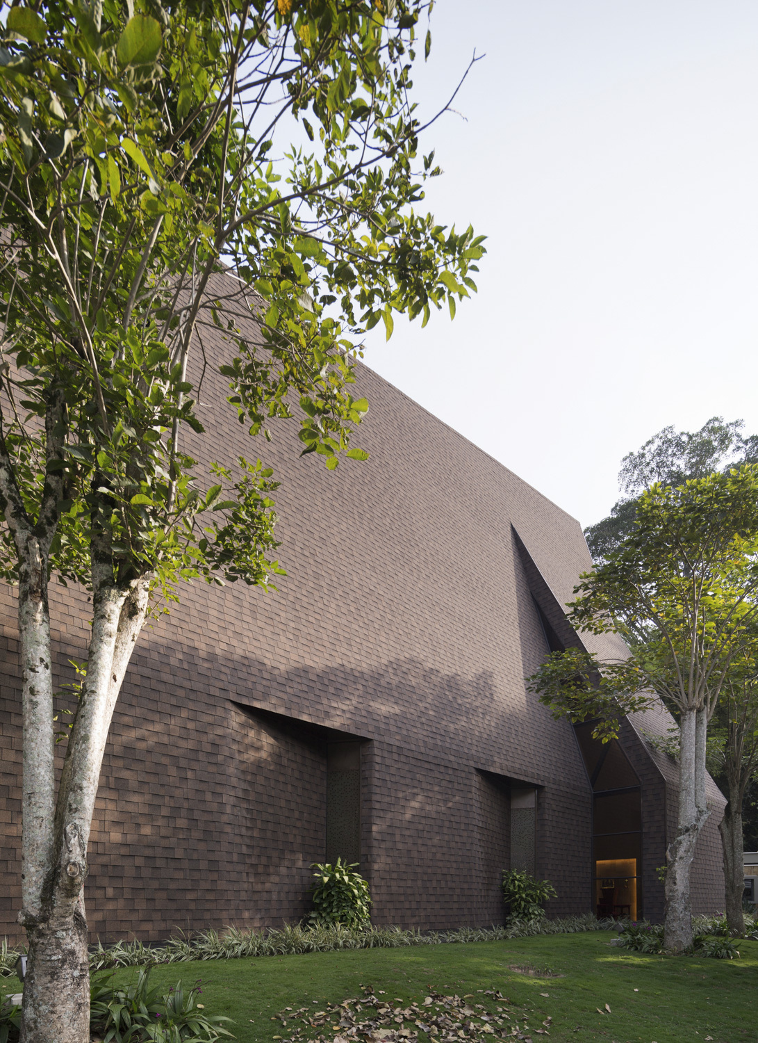 折叠屋顶下的绿意教堂-26