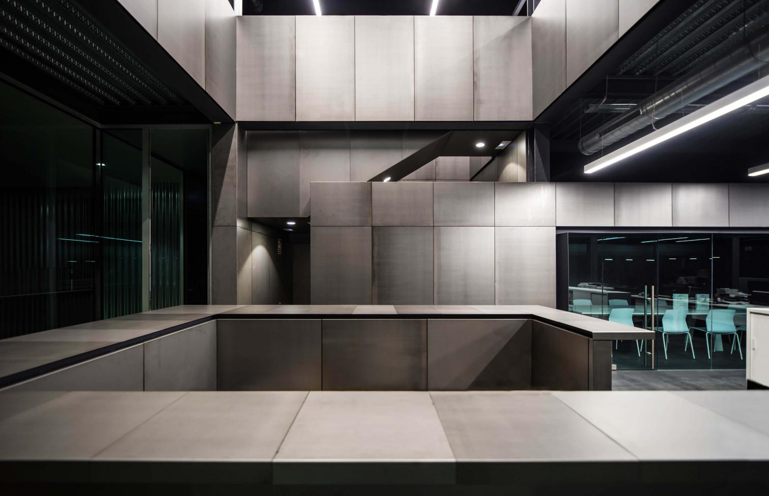 波浪金属表皮打造的光线优化工作空间-17