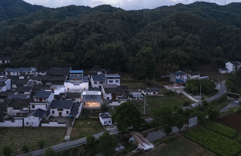 桥廊:上海三联书店·黄山桃源店丨中国黄山丨来建筑设计工作室-11