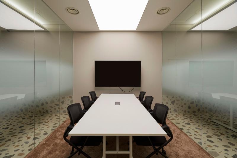 照明点缀的现代共享办公空间-23