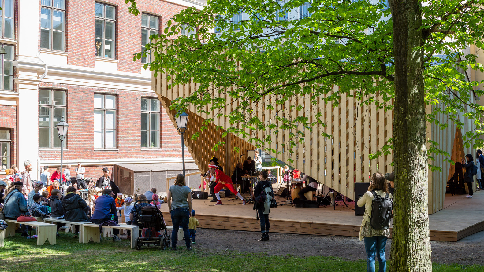 阿尔托大学木材项目 · 芬兰赫尔辛基中心临时展馆-41