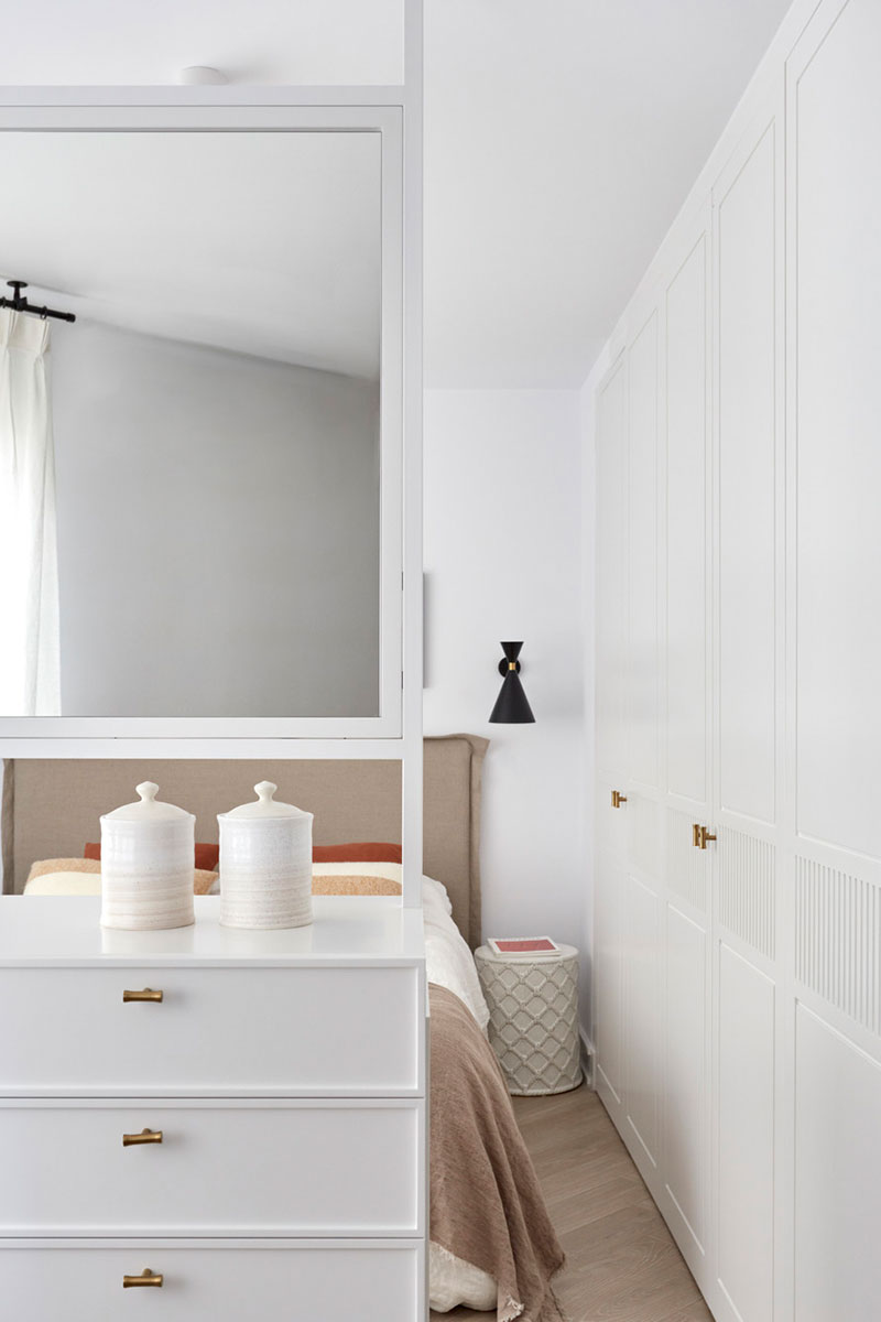 马德里 90 平米白色公寓,玻璃 partition 分隔空间,明亮有趣-8