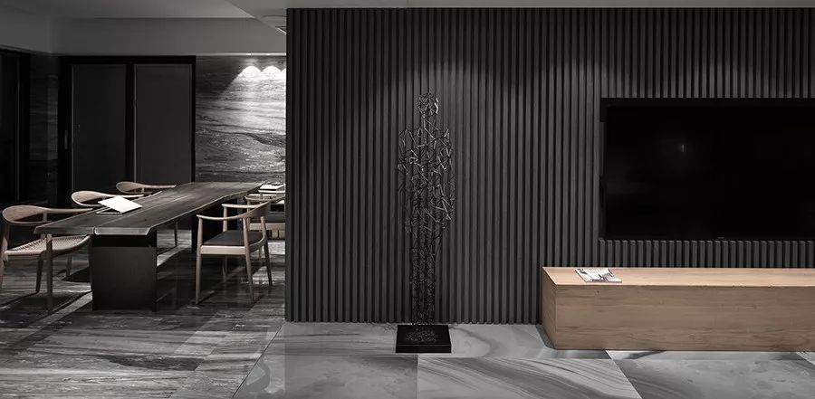 质感源·C 宅 | 黑色神秘魅力的戏剧性空间-17