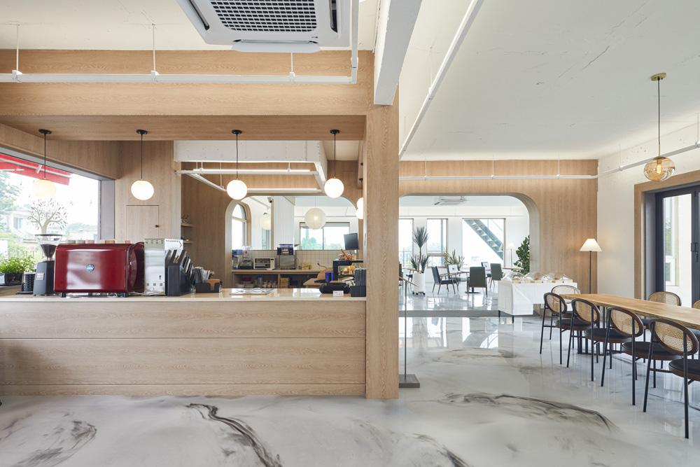洛特里克咖啡馆 | 明亮的木质设计，展现极简魅力-4