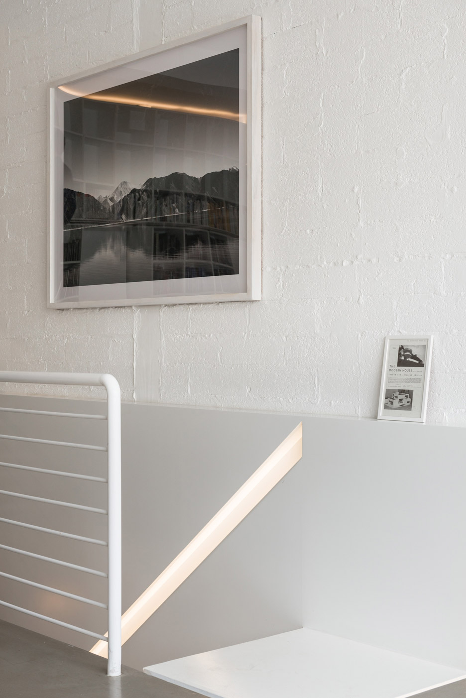 伦敦现代住宅办公室的定制家具与艺术品搭配-15