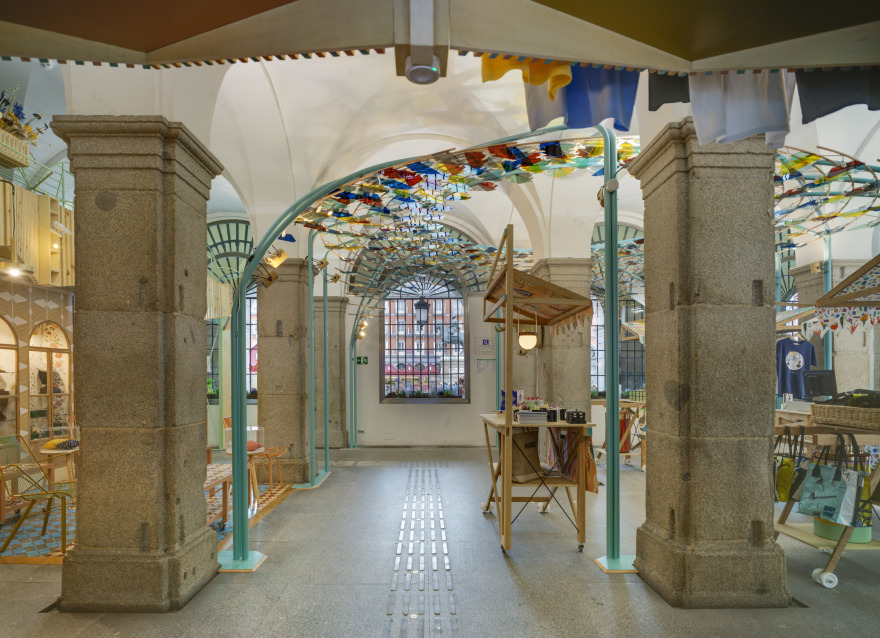 Madrid 地标设计,融合传统与现代的旅游礼品店-21