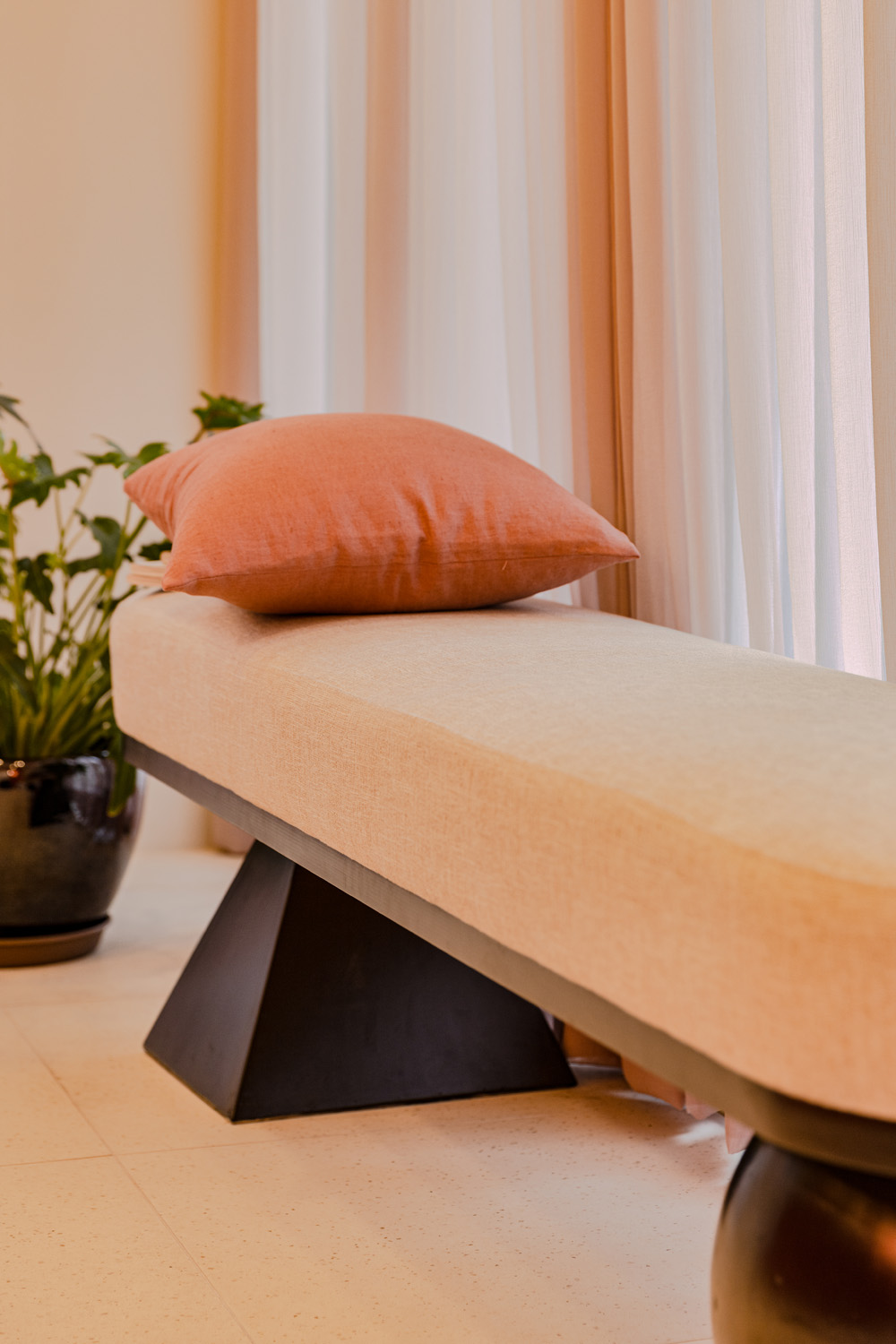 粉色糖果般的斯文空间 | 15 平米咖啡厅的甜蜜设计-11