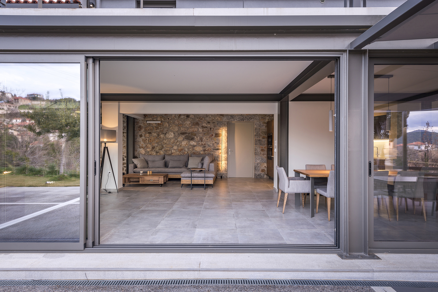 希腊山间住宅的现代钢结构玻璃延伸-23