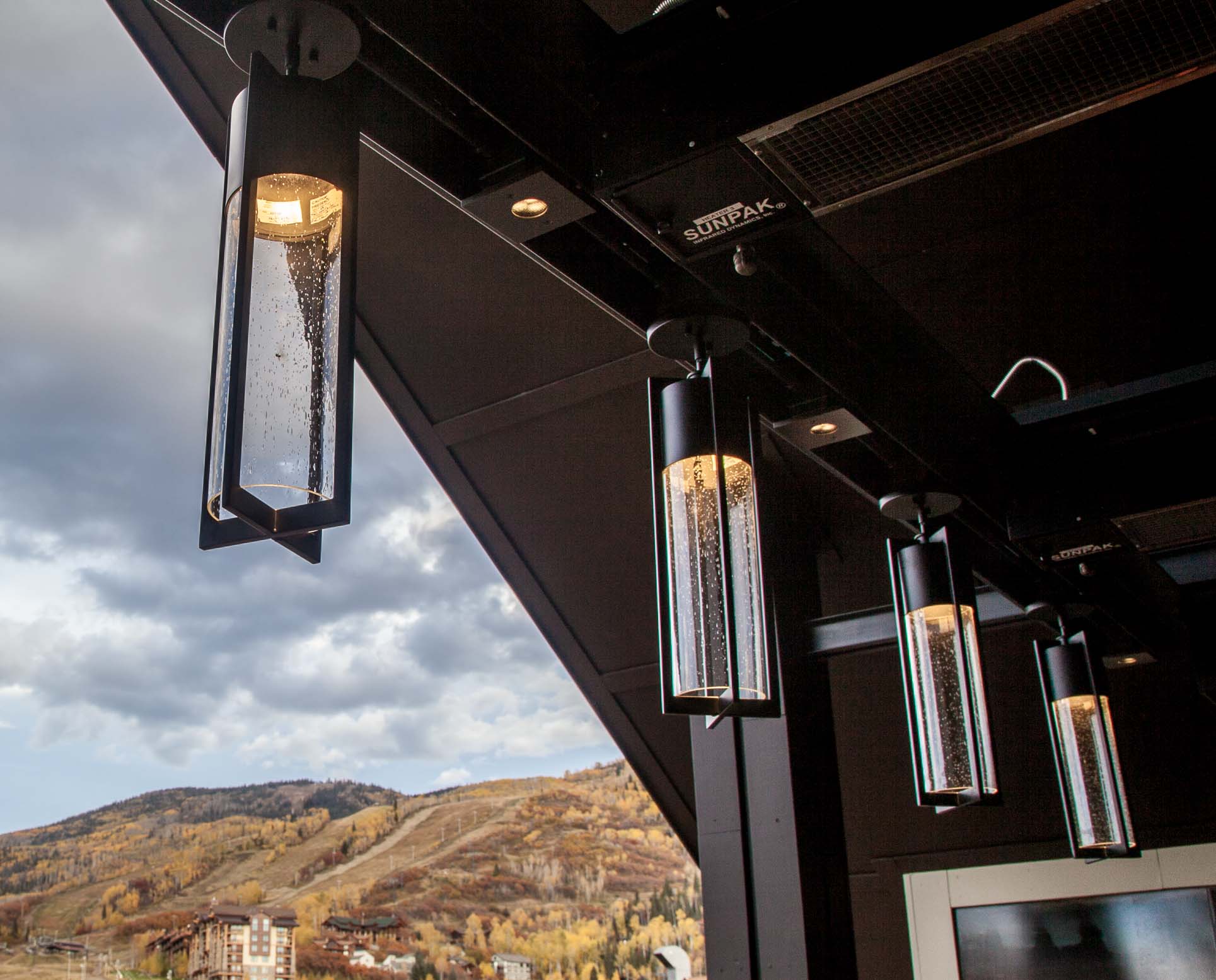 垂直艺术建筑打造四季皆宜的滑雪胜地顶层露台设计-13