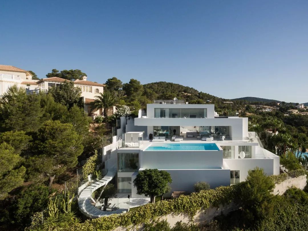 地中海风情的 Villa Mediterraneo | 几何结构与自然景观的完美融合-0