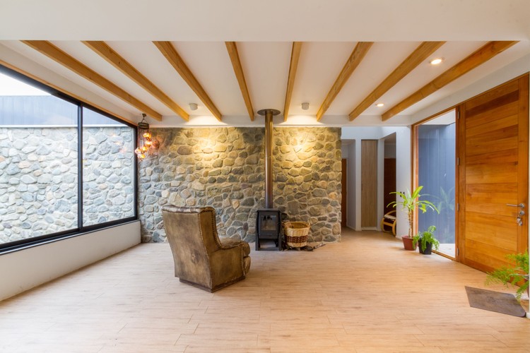 智利奥尔穆埃森林中的悬浮家庭住宅-36