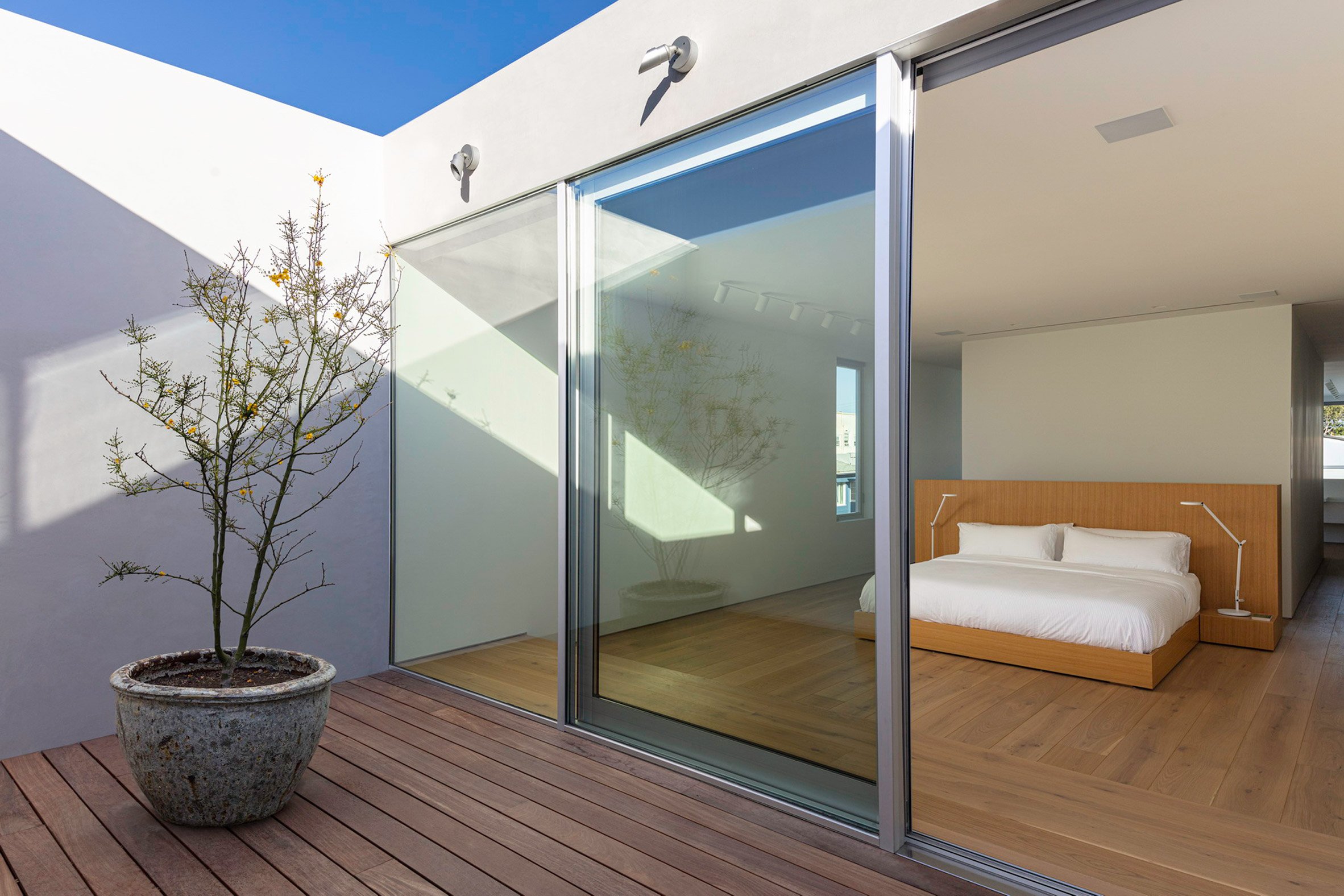 "白色 stucco 洋房 | 洛杉矶 Ehrlich Yanai Rhee Chaney 建筑师的宁静避风港"-7