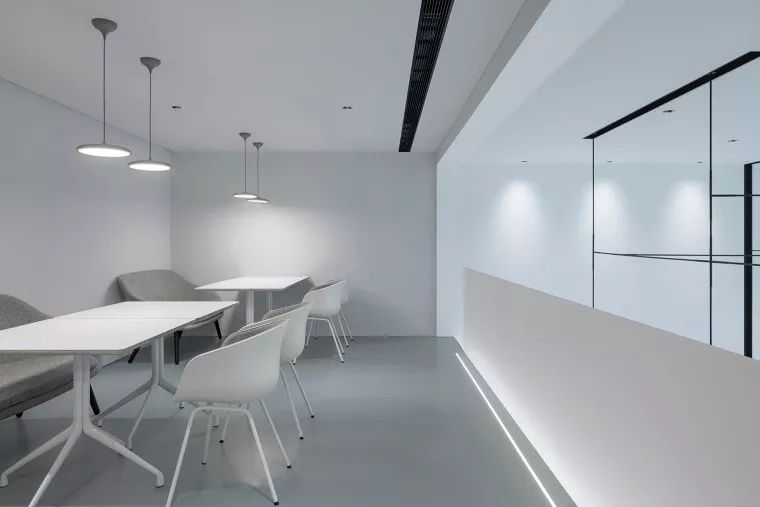 福州时间甜品店 | 极简黑白空间,美食与自然的和谐共处-30