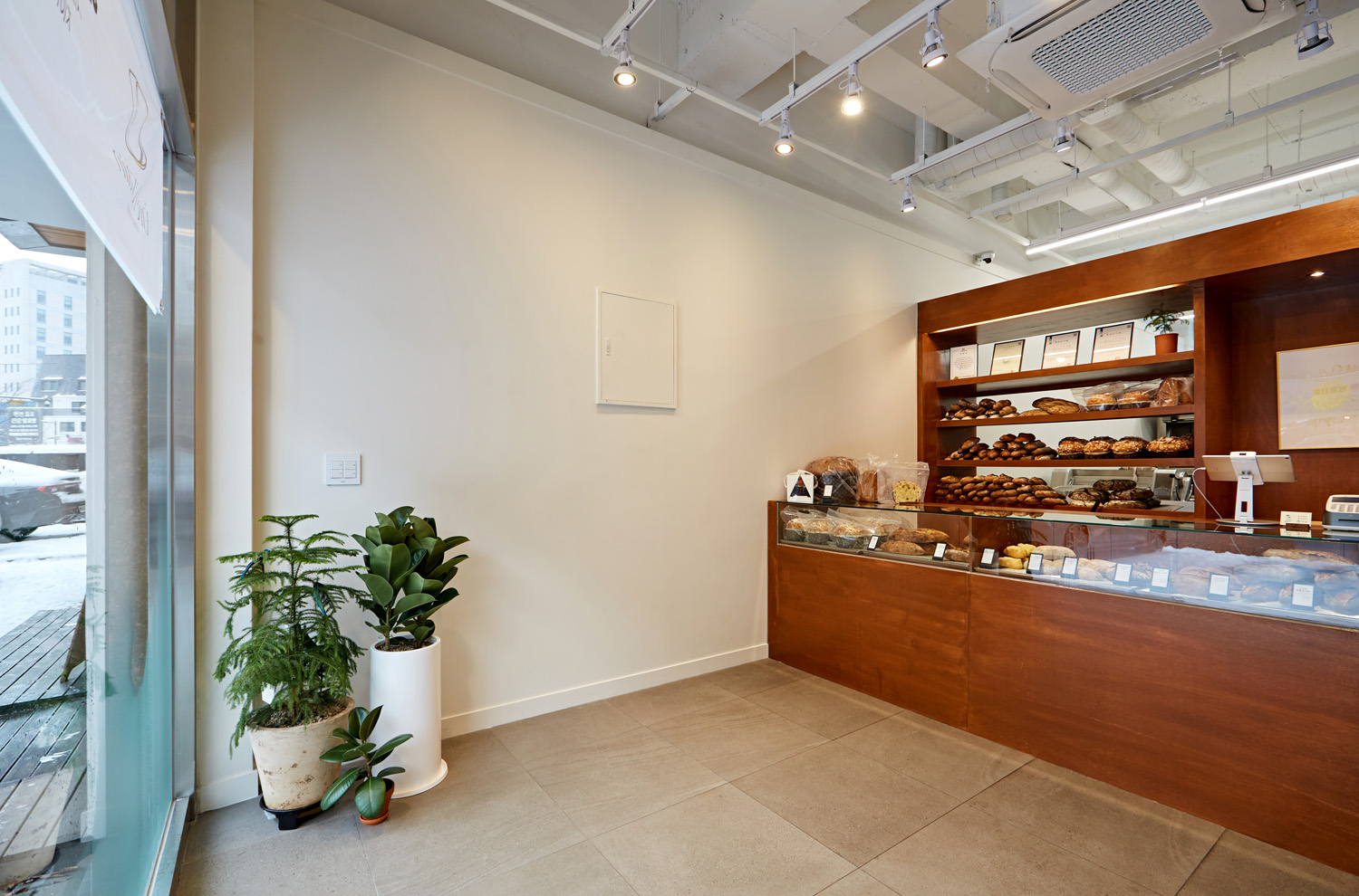 白色与木质，打造 15 平极简主义厨房-5