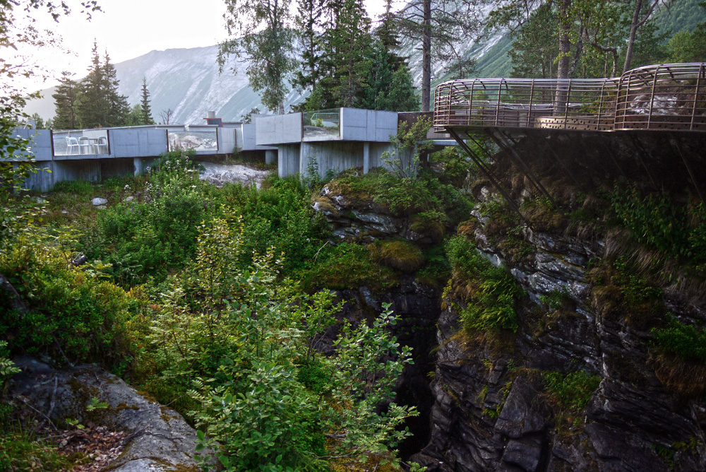 景区悬挑在悬崖上的桥-11
