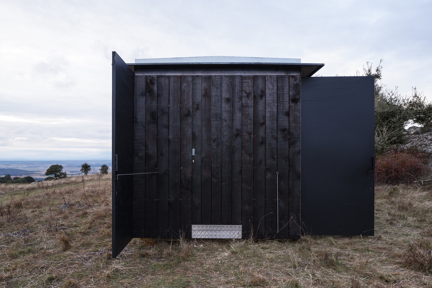 西班牙文化遗址旁的可逆式木钢展馆-55