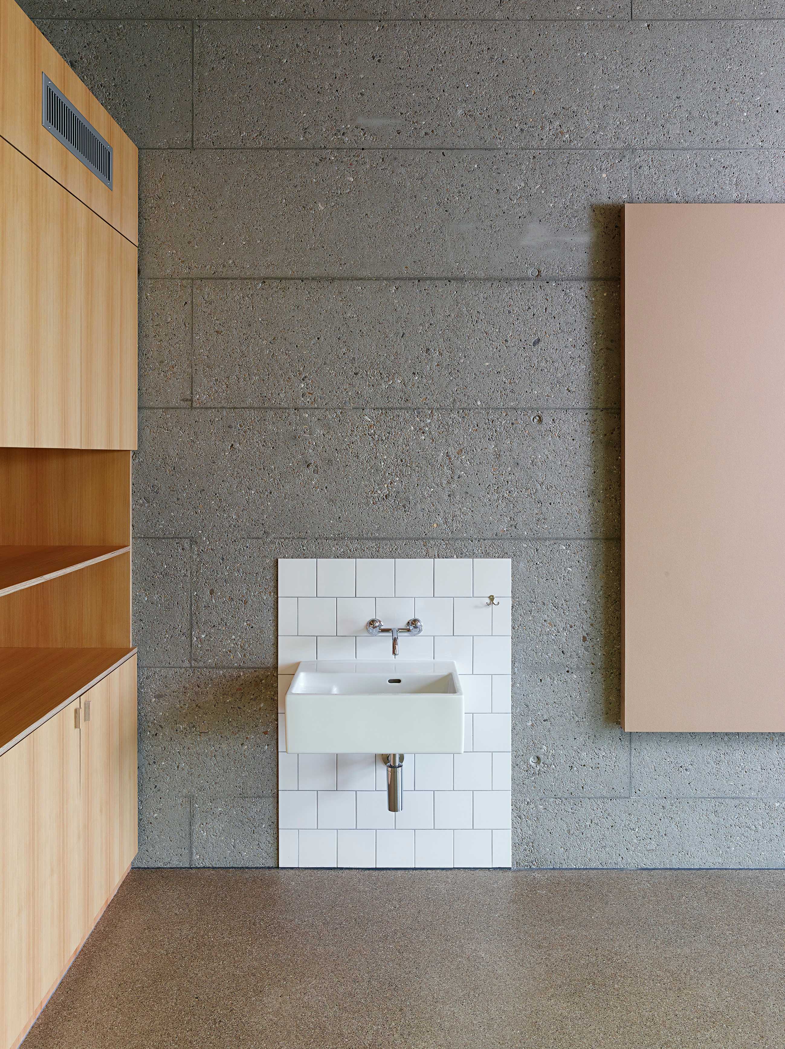 融入乡村景观的玻璃学校-8