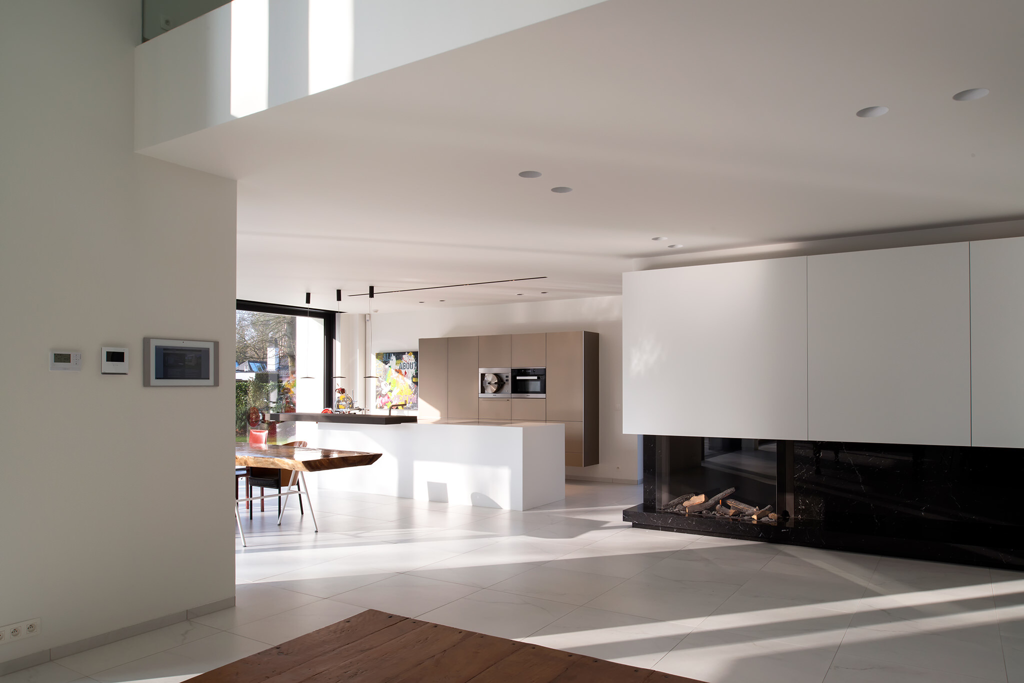 比利时现代住宅中的轻质透明旋转门设计-19