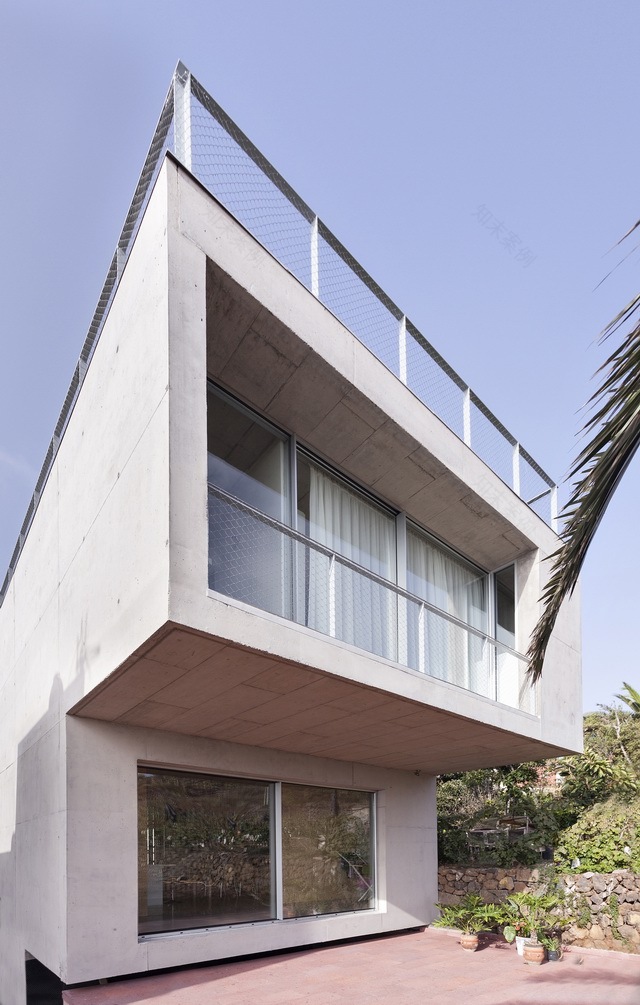 西班牙绍萨尔"G House"——混凝土与庭院的巧妙结合-3