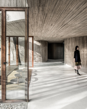 Waterside Buddist Shrine / ARCHSTUDIO