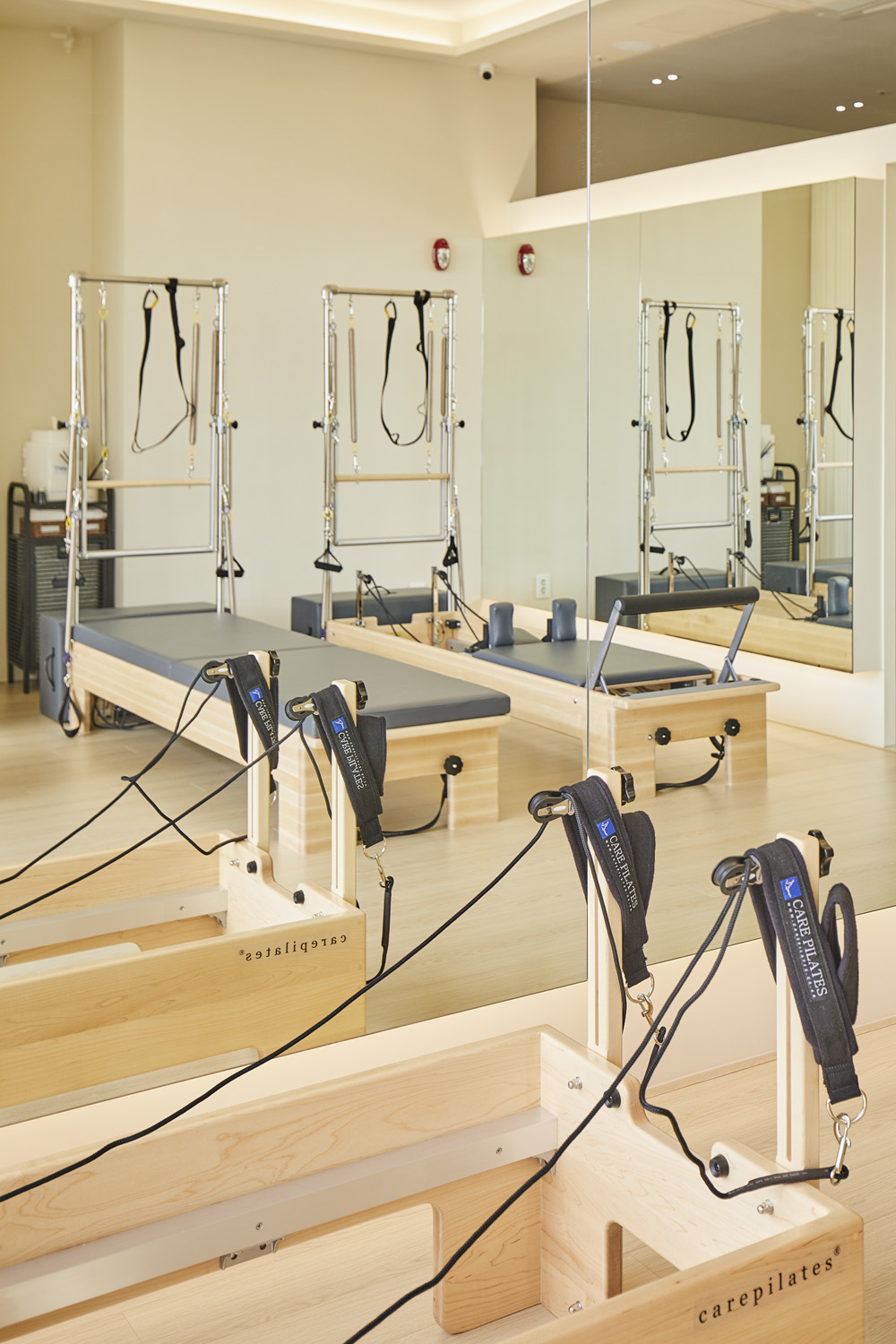 16 坪高级氛围的白色&木纹瑜伽学院室内设计-12